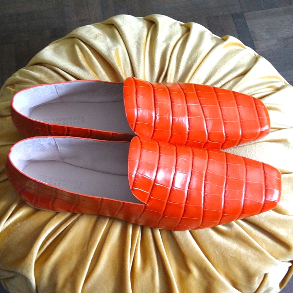 Women size 10 soft leather loafer shoe.